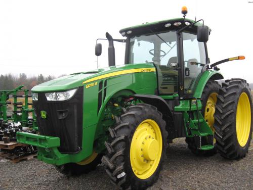 Deere 8235R