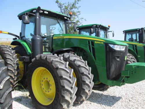 Deere 8260R