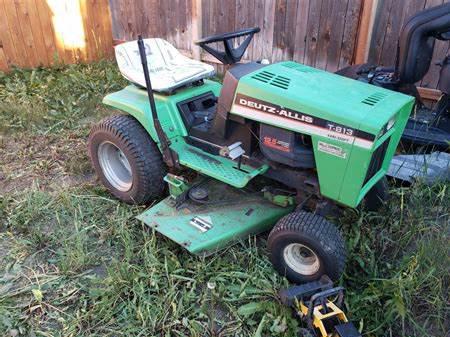 Deutz-Allis lawn tractors T-813