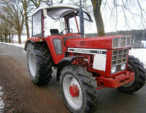 International Harvester 744