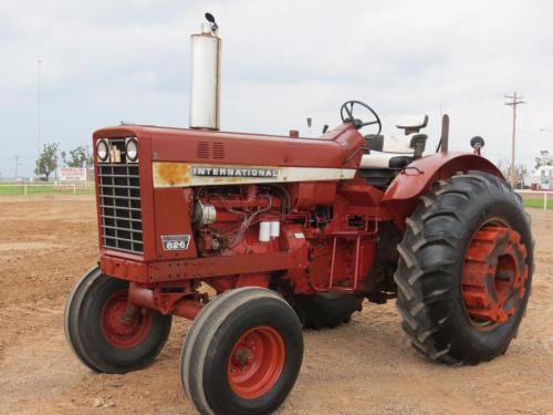 International Harvester 826