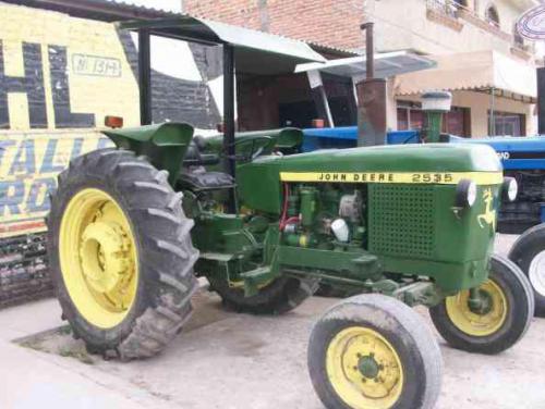 John Deere 2535