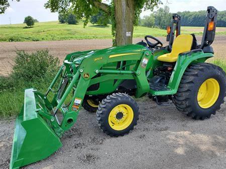 John Deere 3032E