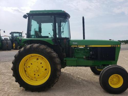 John Deere 3055