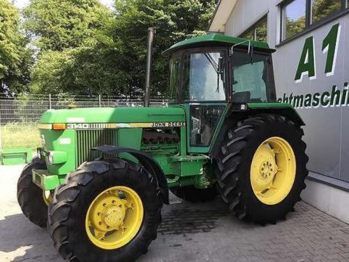 John Deere 3140