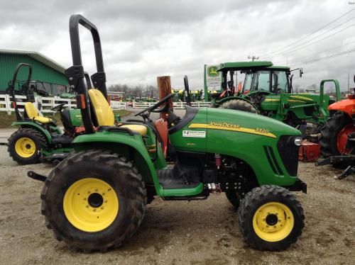 John Deere 3320