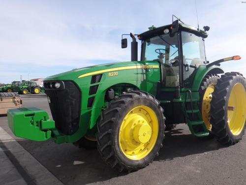 John Deere 8230