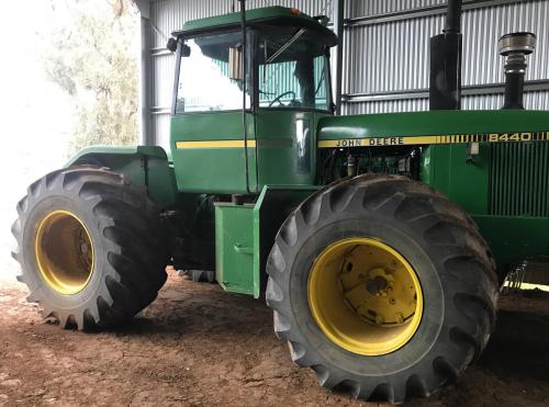 John Deere 8440