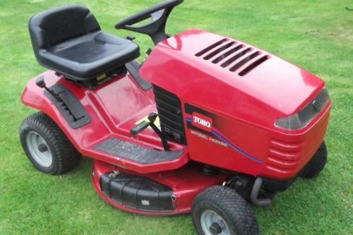 Wheel Horse lawn tractors 13-32XLE