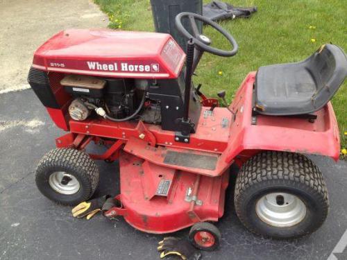 Wheel Horse lawn tractors 211-3