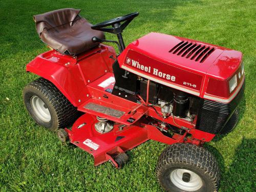 Wheel Horse lawn tractors 211-5