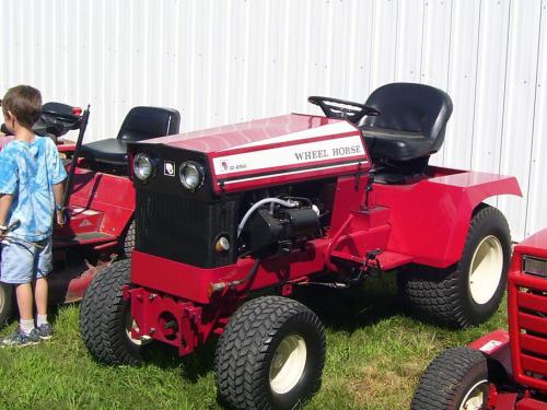 Wheel Horse lawn tractors D-250