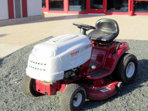 White lawn tractors LT 546H